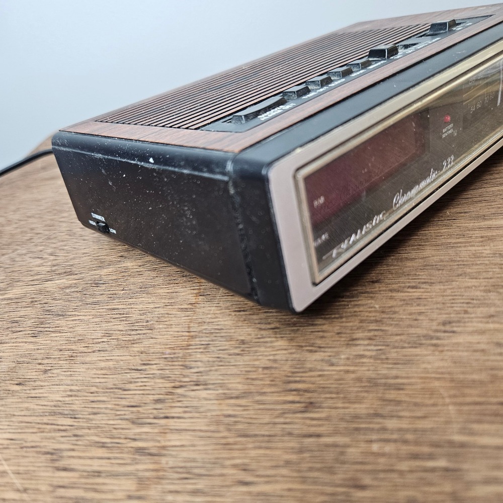 Realistic Chronomatic-233 AM/FM Digital Alarm Clock Radio Woodgrain 12-1540 Vtg - Picture 6 of 9